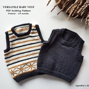 Pode incluir: Dois coletes de malha para bebé, um com um padrão de riscas em branco, castanho e dourado, e o outro em cinzento escuro sólido. Os coletes estão dispostos sobre uma superfície branca. O texto "VERSATILE BABY VEST PDF Knitting Pattern Preemie - 24 months" está no topo da imagem.