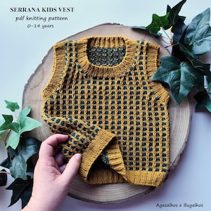 Pode incluir: Um colete de malha amarelo e verde para crianças. O colete tem um padrão xadrez e é feito com um fio macio. O colete está disponível nos tamanhos 0-14 anos. A imagem inclui o texto "Serrana Kids Vest" e "pdf knitting pattern".