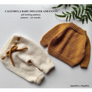 Può includere: Un set di vestiti per neonati in maglia color crema e giallo senape. Il set comprende un maglione e un pantalone. Il maglione ha un collo rotondo e maniche lunghe. Il pantalone ha una vita con coulisse ed è lavorato a maglia in color crema. Il testo "CALENDULA BABY SWEATER AND PANTS" è in alto nell'immagine. Il testo "pdf knitting patterns" è sotto la prima riga di testo. Il testo "preemie - 24 months" è sotto la seconda riga di testo. Il testo "Agasalhos e Bugalhos" è in basso nell'immagine.