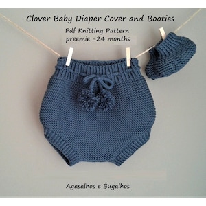 May include: A blue knitted baby diaper cover and booties set with pom poms. The set is hung on a clothesline with clothespins. The text "Clover Baby Diaper Cover and Booties" and "Pdf Knitting Pattern preemie -24 months" is printed above the set. The text "Agasalhos e Bugalhos" is printed below the set.