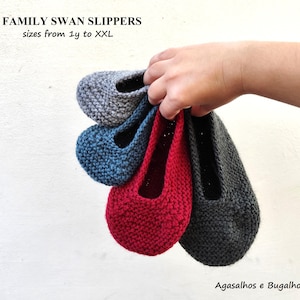 Pode incluir: Quatro pares de pantufas de cisne de malha em cinza, azul, vermelho e cinza escuro. As pantufas estão empilhadas, com as cinzas no topo e as cinzas escuras na parte inferior. O texto "FAMILY SWAN SLIPPERS sizes from 1y to XXL" é visível na parte superior da imagem.