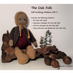 Op de afbeelding: Gebreide pop met bruin haar, die een bordeauxrode trui, een bruine broek en een bruine hoed draagt. De pop zit op een stuk drijfhout met groen gebladerte erachter. De tekst "The Oak Folk Pdf Knitting Pattern (Set 1)" staat boven de pop. De tekst "Includes the following patterns: The Oak Folk (doll) Calendula Cardigan for the Oak Folk Fall Duo Romper for the Oak Folk Darcy Bonnet and Booties for the Oak Folk" staat onder de pop.