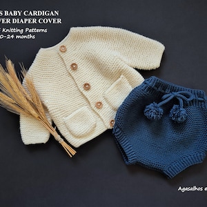 Può includere: Un cardigan per neonato di colore crema lavorato a maglia con bottoni e una tasca, e una copertina per pannolino di maglia blu con pon pon. Il testo "JOYOUS BABY CARDIGAN & CLOVER DIAPER COVER" e "PDF Knitting Patterns 0-24 months" è sopra il cardigan. Il testo "Agasalhos e Bugalhos" è sotto la copertina del pannolino.