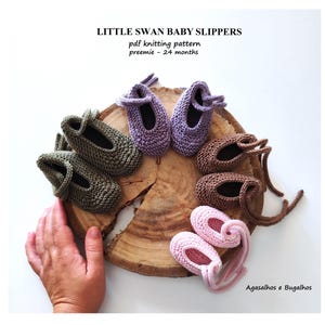 Könnte beinhalten: Gestrickte Babyschuhe in vier Farben: Grün, Lila, Braun und Rosa. Die Schuhe liegen auf einer Holzoberfläche. Der Text "LITTLE SWAN BABY SLIPPERS" und "pdf knitting pattern preemie - 24 months" ist über den Schuhen sichtbar. Der Text "Agasalhos e Bugalhos" ist unter den Schuhen sichtbar.