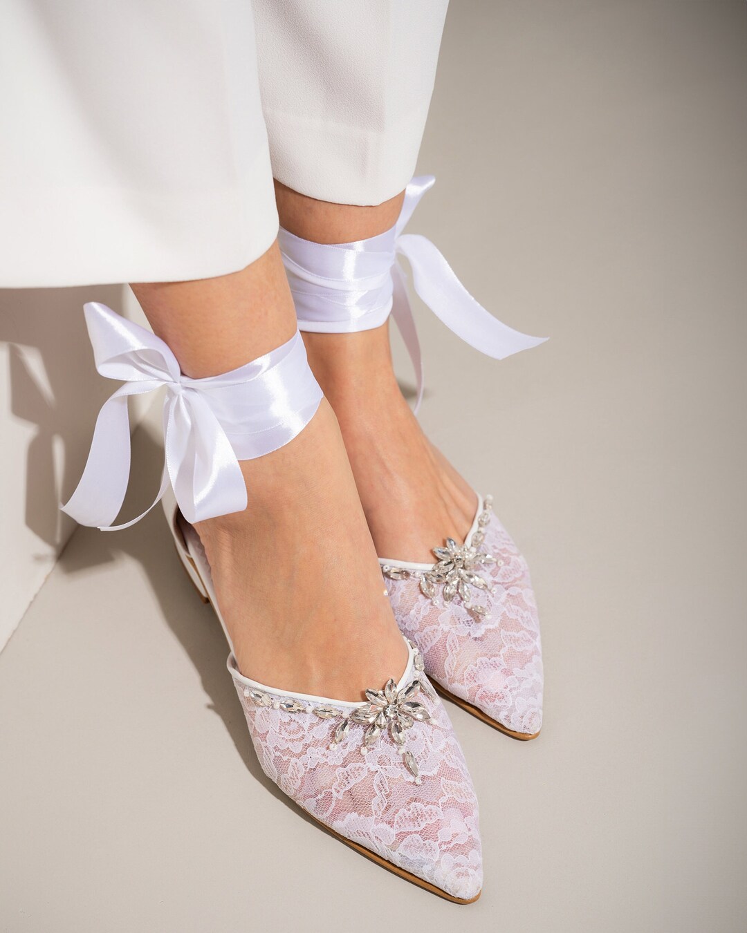 Sapatilhas de noiva de renda de crochê branco: sapatos de noiva