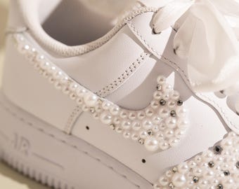 Zapatillas de boda personalizadas AF 1 • Zapatillas de novia AF1 blancas perladas • Zapatillas personalizadas para la novia