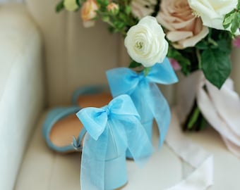 Zapatos de boda de piel azul con lazo y tacón bajo de bloque.