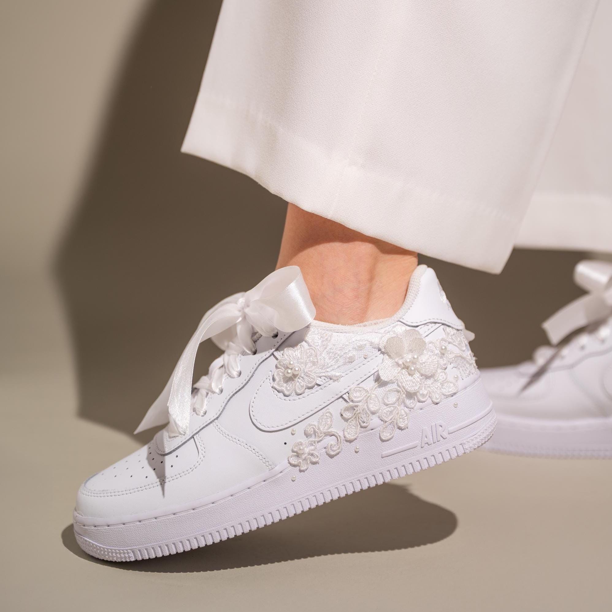 Zapatillas personalizadas para boda, San Valentín, zapatos de novia con flor de perla para graduación, zapatillas Air Force 1 AF1 blancas personalizadas para boda.