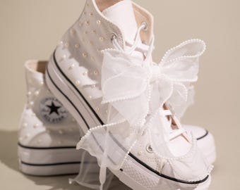 Zapatos de boda bordados Converse: zapatillas de novia personalizadas con encaje y perlas