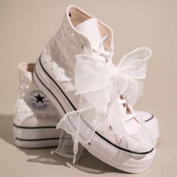 Zapatos de boda bordados Converse: zapatillas de novia personalizadas con encaje y perlas
