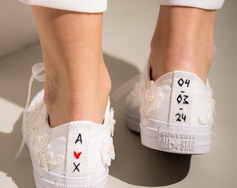 Personalisierte Hochzeitssneaker von Converse: Individuell gestaltete Brautsneaker mit gesticktem Namen und Datum