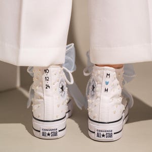 Baskets Converse de Mariée à Plateforme Brodées : Chaussures de Mariage Décorées à la Main avec Perles