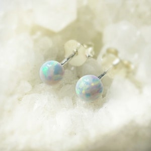 Sterling Silber Opal Ohrstecker: Minimalistischer 4 mm weißer Feueropal