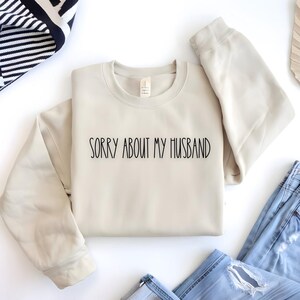 Bluza z napisem Przepraszam za mojego męża – Zabawna koszulka dla żony – Humor małżeński – Uroczy, przytulny sweter dla par – Prezent dla żon i mam