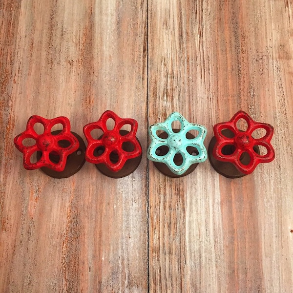 Patère de robinet en fonte peinte sur mesure : patère à fleurs
