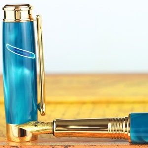 Caneta-tinteiro - Gravável e feita à mão Omas Aqua Acrylic - Bock banhado a ouro 23K tamanho 5 ponta