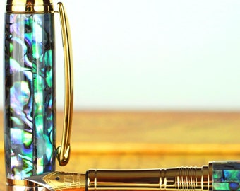 Vulpen: handgemaakte natuurlijke Paua abalone body: 23 kt verguld Beaufort, maat 5 bi-metalen penpunt