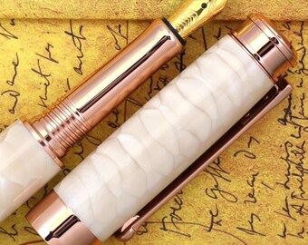 Pluma estilográfica Juma de acrílico con piel de serpiente marfil, hecha a mano - Plumín de oro rosa