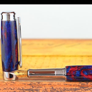 Pluma estilográfica - Pluma acrílica Nebula Diamond fundida, grabada y hecha a mano, con diamantes diminutos reales - Pluma Beaufort chapada en oro de 23 quilates, tamaño 5