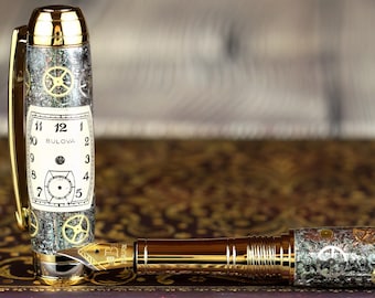 Pluma estilográfica Steampunk hecha a mano - Cuerpo de cobre martillado y piezas de reloj - Plumín Beaufort de tamaño 5, chapado en oro de 23 quilates, bimetálico