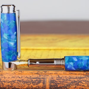 Pluma estilográfica - Vintage inglesa Conway Cerulean Blue Acrylic - Beaufort 23k Gold Plated Bi-metal Size 5 Nib