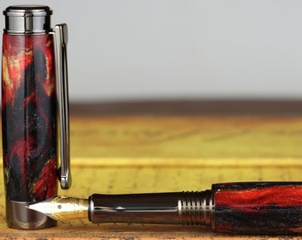 Handgemachter Red Dragon Füllfederhalter - Diamant gegossener Körper, 23K vergoldete Feder