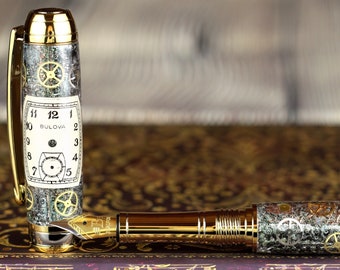 Pluma estilográfica Steampunk hecha a mano - Cuerpo de cobre martillado y piezas de reloj - Plumín Beaufort de tamaño 5, chapado en oro de 23 quilates, bimetálico