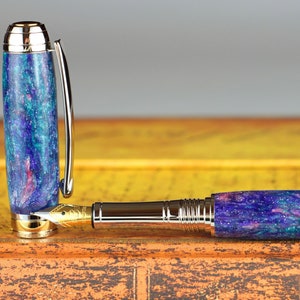 Pluma estilográfica - Acrílico chicle grabable y hecho a mano con pequeños diamantes reales - Pluma Beaufort bimetálica chapada en oro de 23 quilates, tamaño 5