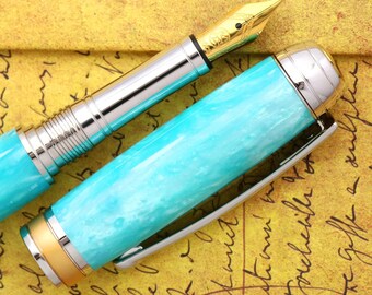 Pluma estilográfica - Acrílico turquesa, hecha a mano y grabable - Bock chapado en oro de 23 quilates, plumín tamaño 5