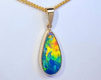 Oślepiający I n f e r n o SUPERGEM Bargain Natural Inclusions Coober Pedy 14-karatowe złoto z australijskim opalem na czarnym wisiorku Doublet