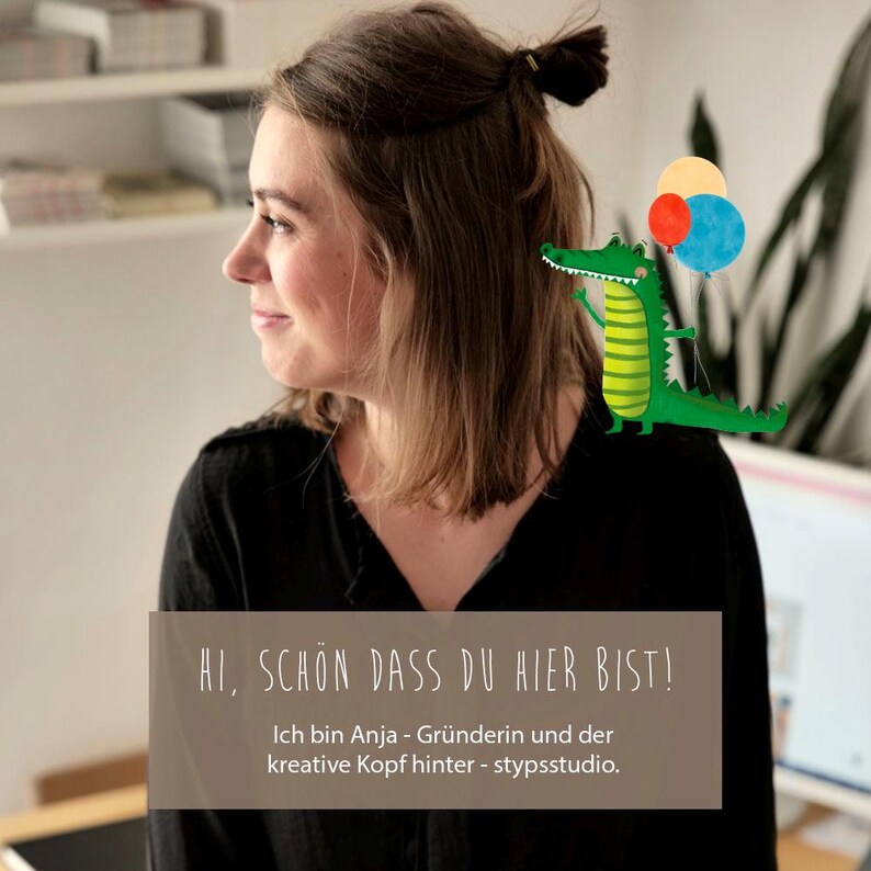May include: A woman with brown hair looks to the side. She is wearing a black shirt. A green alligator with red and blue balloons is on her shoulder. The text "HI, SCHON DASS DU HIER BIST! Ich bin Anja - Gr&uuml;nderin und der kreative Kopf hinter - stypsstudio." is below her.