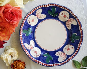 Vietri Italien RUNDT TALLRIK - Storlek 28 cm - Serveringsfat - Kungsblå - Fiskmotiv - Kungsblå Grön - Handmålad italiensk keramik