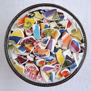 Rainbow Mix TUMBLED POTTERY - 12 Pieces - Size 0.5&quot; to 2.5&quot; - Faux Sea Pottery - Curved Footers Rims - Recycled Plates Bowls - Broken Dishes