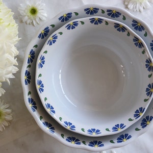 Dansk MISKI DO MIESZANIA - Zestaw 2 sztuk - 10" i 8" - Wzór bukietu - Niebieskie kwiaty Białe - Miski do serwowania warzyw - Około 1990-91 - Japonia