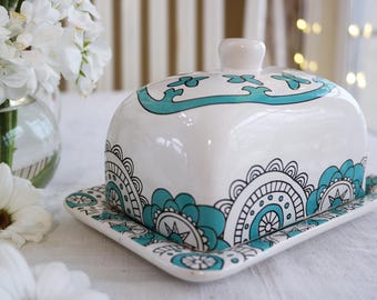 Mantequera La Jolie Muse - Cocina de granja francesa - Comedor de estilo rústico - Turquesa aguamarina - Diseño de mandala - Flores y mariposas - Casa de campo