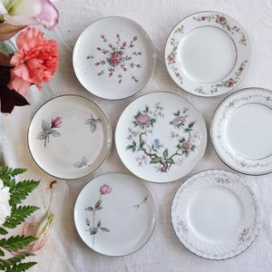 Szaro-białe TALERZE NA CHLEB I MASŁO - Rozmiar od 6" do 6,75" - Mieszanka różowych róż - Niedopasowana porcelana - Talerze na przystawki i ciasta - Cena za talerz!