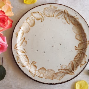 Midwinter Stonehenge DINNER PLATE 10.5&quot; - Seascape Pattern - Brown Sea Shells - Speckled Stoneware - Wedgwood Group England - Circa 1983-87