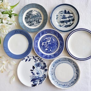 Puede incluir: Conjunto de siete platos de cerámica azul y blanco con varios patrones. Los platos presentan diseños florales, geométricos y de paisajes.