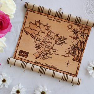 Può includere: Una mappa decorativa del Brasile, con un'illustrazione dettagliata degli stati del paese. La mappa è stampata su un materiale color beige e incorniciata da tasselli di legno. Il testo "MAPA DO BRASIL" è visibile. La mappa include una rosa dei venti ed è progettata per essere appesa a parete.