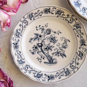 Puede incluir: Un juego de tres tazas de cerámica con un acabado mate moteado. Las tazas son de color crema, gris claro y gris oscuro. Cada taza tiene un diseño simple y minimalista.