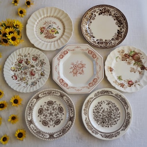 Platos llanos marrones y blancos - Vajilla vintage con motivos florales - Vajilla variada - Estilo rústico - Decoración de pared - Comedor de estilo campestre