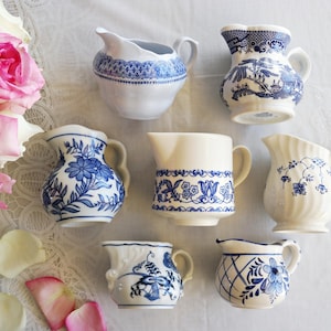Jarras para crema azul y blanca - Vajilla desparejada - Fiesta de té inglesa - Cocina rústica - Decoración campestre - Mezcla floral asiática - Precio por pieza