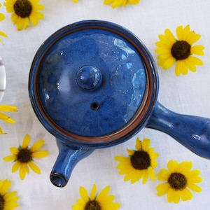 日本製急須ティーポット - 個別ティーポット - サイドハンドルとストレーナー - サファイアオーシャンブルーカラー - 深みのあるロイヤルブルー釉 - 日本製陶器