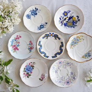 以下が含まれることがあります： 斑点のあるマット仕上げのセラミックマグカップ3個セット。マグカップはクリーム色、ライトグレー、ダークグレーの色合いです。各マグカップはシンプルでミニマリストなデザインです。