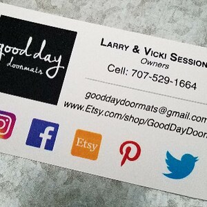 K&ouml;nnte beinhalten: Visitenkarte f&uuml;r Good Day Doormats, ein Unternehmen, das Fu&szlig;matten herstellt. Die Karte zeigt ein schwarz-wei&szlig;es Logo mit dem Text "good day doormats". Die Karte enth&auml;lt auch die Website des Unternehmens, die E-Mail-Adresse, die Telefonnummer und Links zu sozialen Medien. Die Links zu sozialen Medien umfassen Instagram, Facebook, Etsy, Pinterest und Twitter.