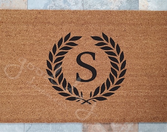 Monogramed Door Mat with Wreath / Customized Door Mat / Welcome Mat / Family Crest / Family Initial Doormat / Gifts for Family / Great Gifts