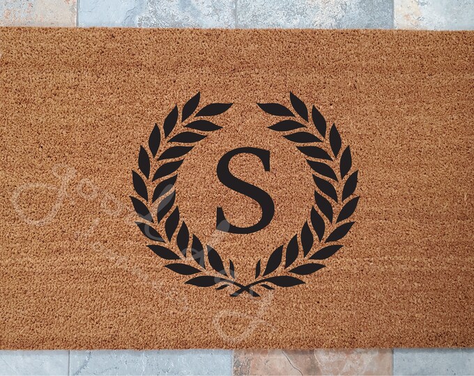 Monogramed Door Mat with Wreath / Customized Door Mat / Welcome Mat / Family Crest / Family Initial Doormat / Gifts for Family / Great Gifts