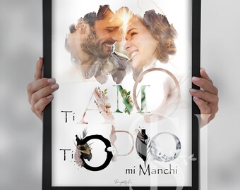 Puede incluir: Una impresión enmarcada en negro con un fondo de acuarela que presenta a una pareja mirándose. Las palabras "Ti amo" y "Ti odio mi Manchi" están escritas en blanco y negro con acentos florales.