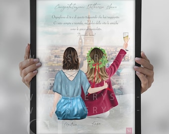 Puede incluir: Una ilustración enmarcada de dos mujeres frente a una ciudad. Las mujeres llevan vestidos azules y rojos y sostienen una copa de champán. El texto en el marco dice "Congratulazione Dottoressa Anna" y "Orgogliosa di te e di questo traguardo que has alcanzado. Estaré siempre ahí y recuerda, en la dulzura de la vida las amigas son las gotas de chocolate. Te quiero bien!"