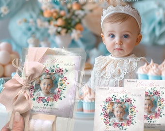 Puede incluir: Una tarjeta blanca con un diseño floral y una foto de una niña pequeña. La tarjeta dice "Battesimo di Elena Maria 15.09.2024" y "Gracias por hoy y por todos los días que vendrán en los que estaréis a mi lado".